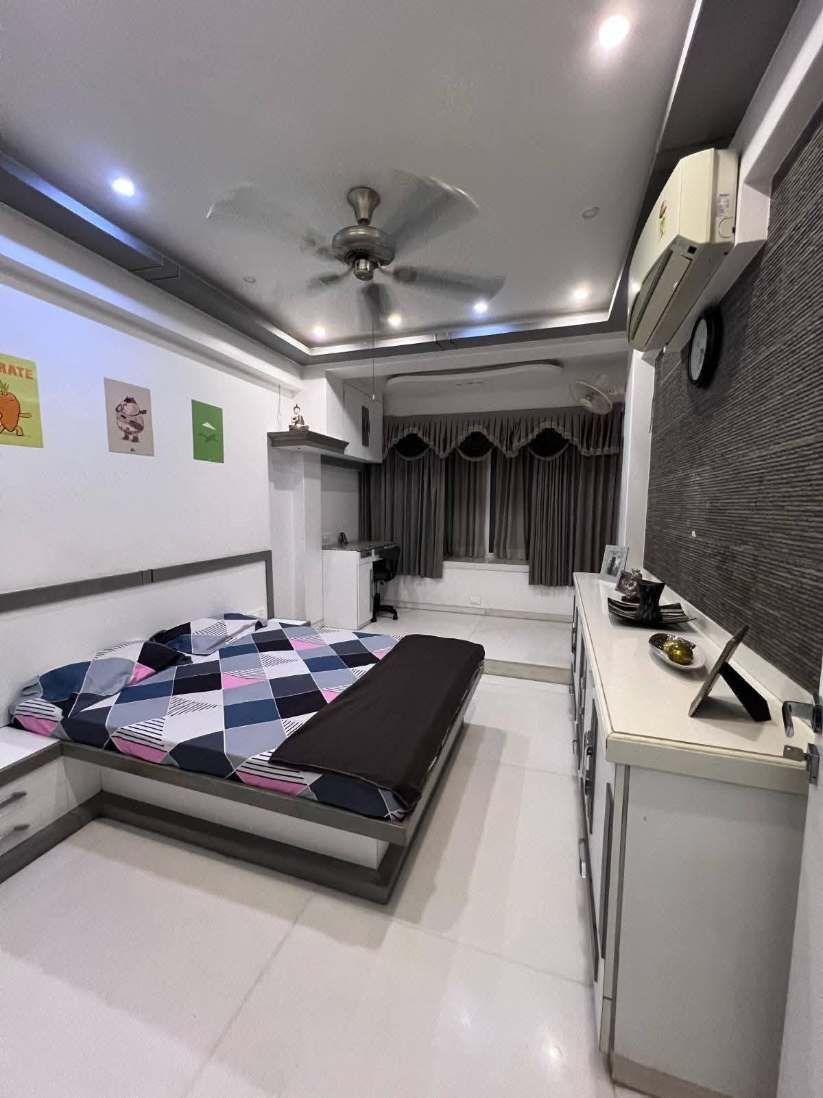 2 BHK Flat for Rent in Bandra West | Furnished