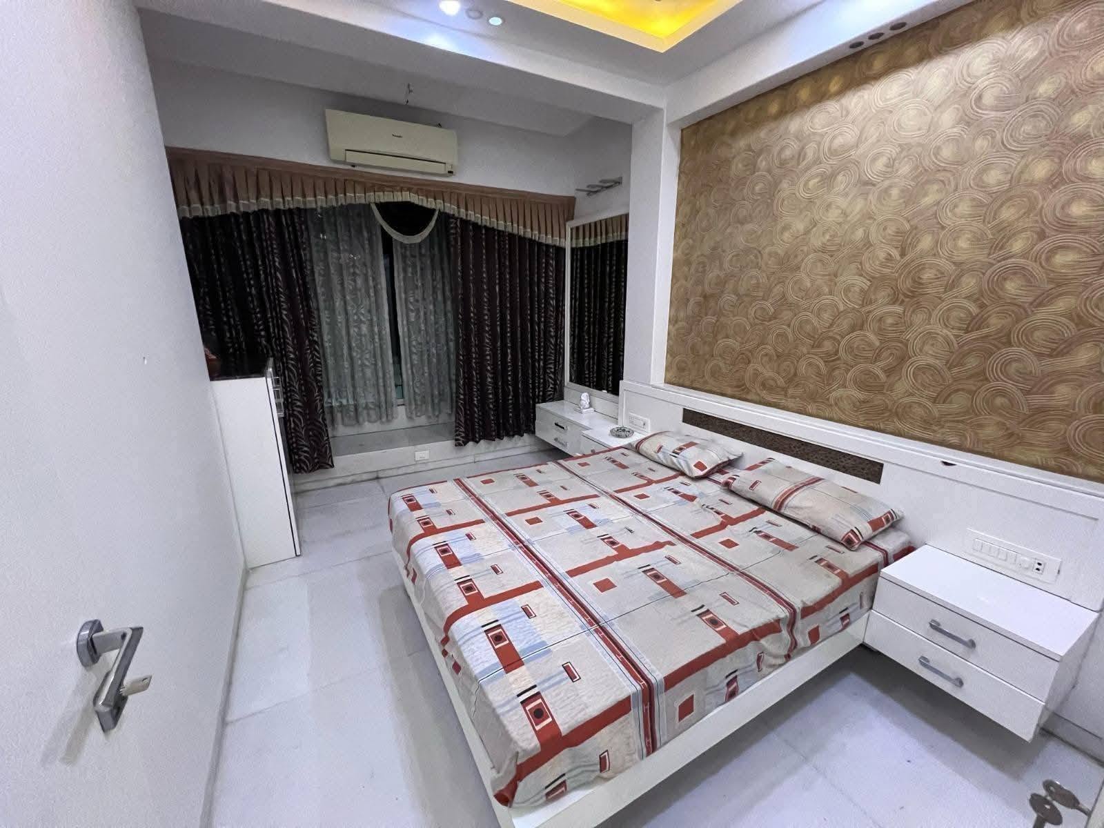 2 BHK Flat for Rent in Bandra West | Furnished