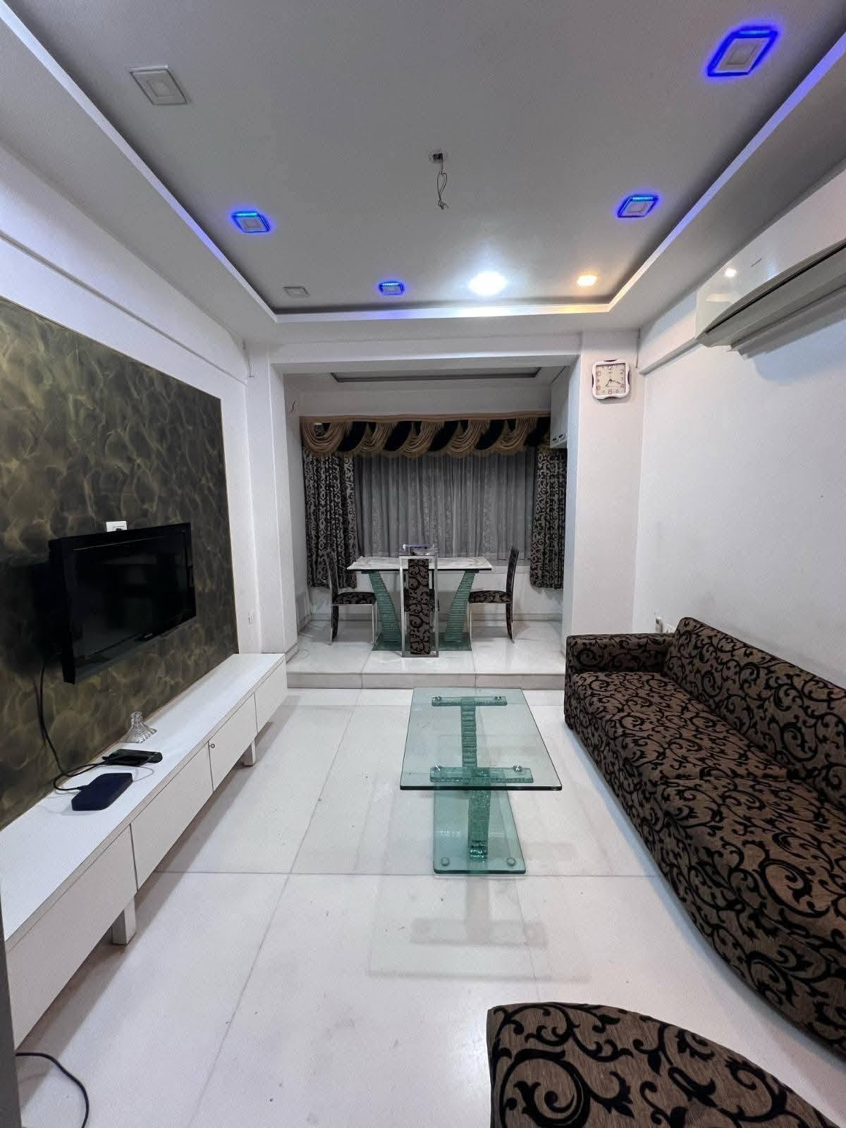 2 BHK Flat for Rent in Bandra West | Furnished